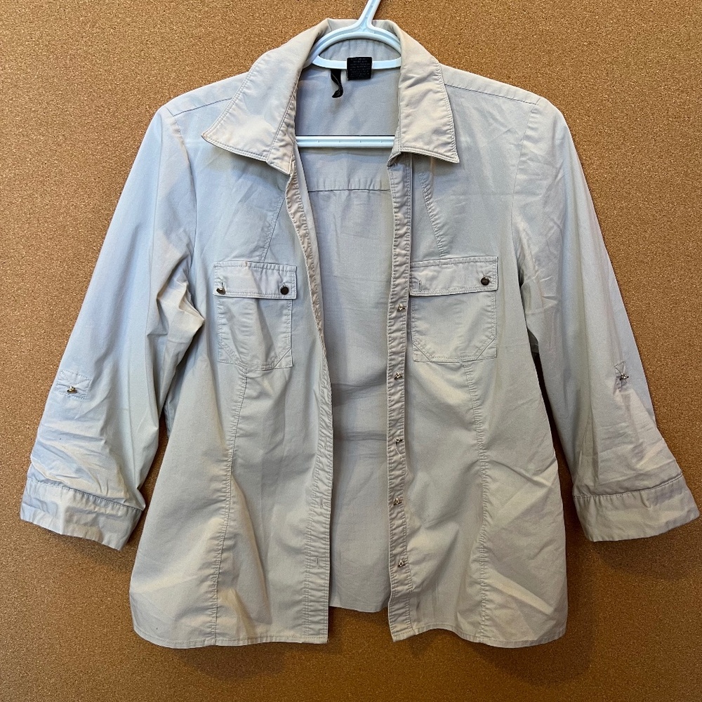 “New Directions” Brand Tan Button-Up Travel-Ready Top Size Medium